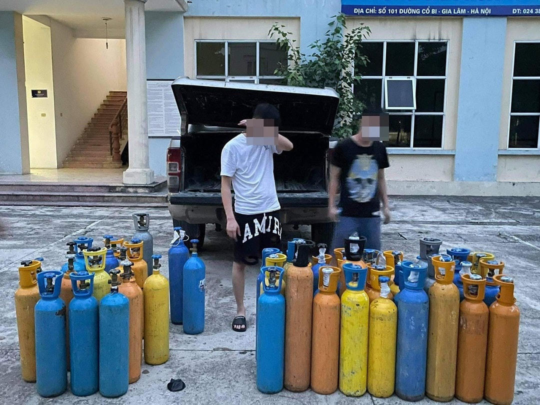 2 đối tượng N.V.M. và N.H.H. cùng tang vật . Ảnh: Công an Hà Nội.