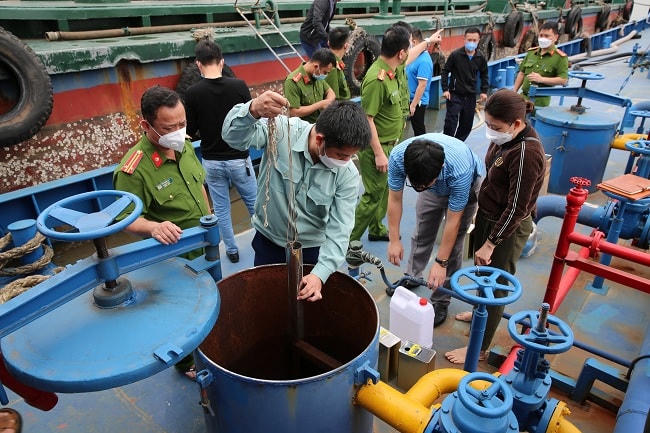 Lực lượng chức năng tiến hành lấy mẫu giám định.