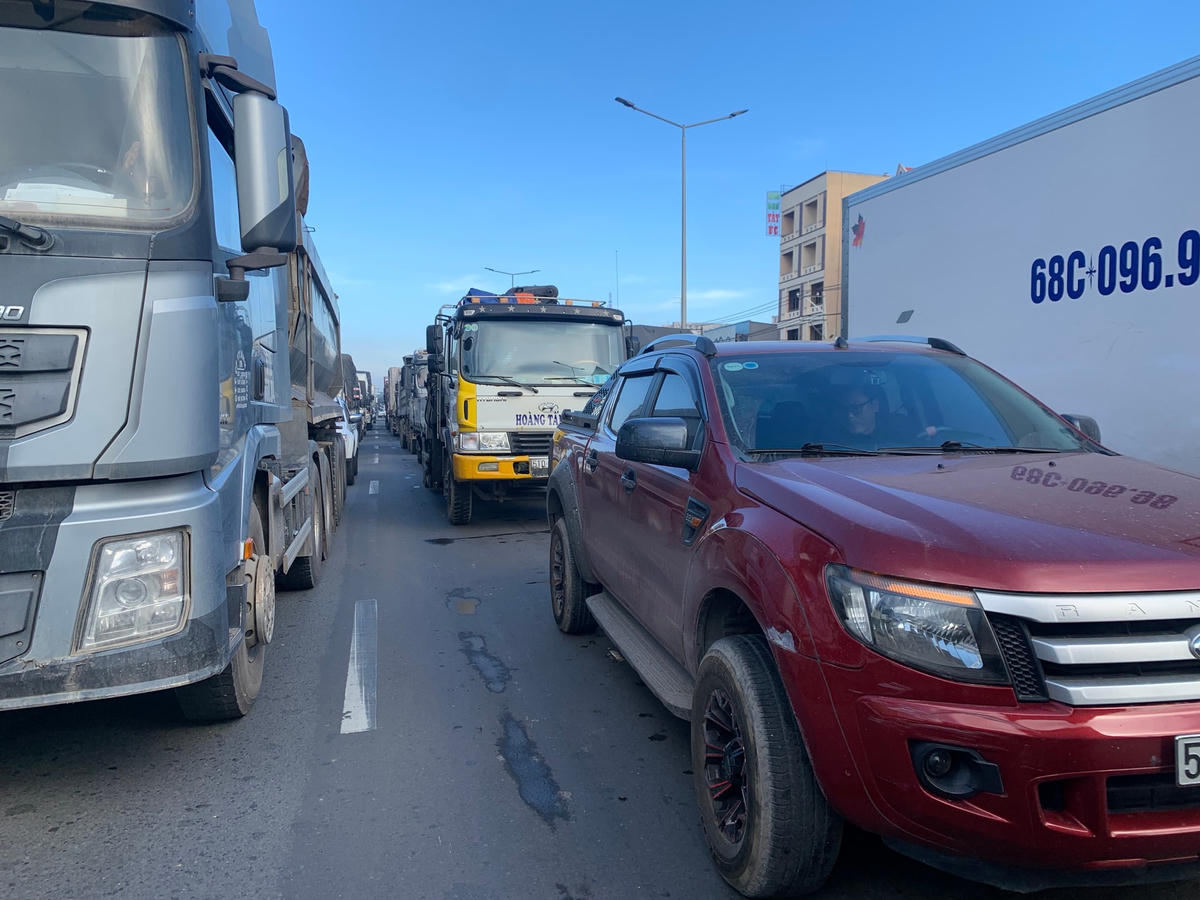 Ùn tắc đã trở nên quen thuộc với cánh tài xế mỗi lần đi qua Quốc lộ 51 đoạn tỉnh Đồng Nai.