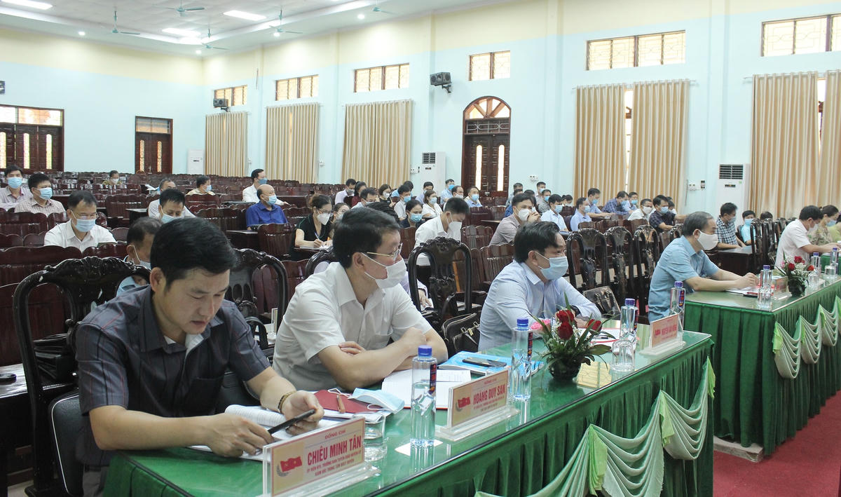 Các đại biểu dự tại điểm cầu chính.