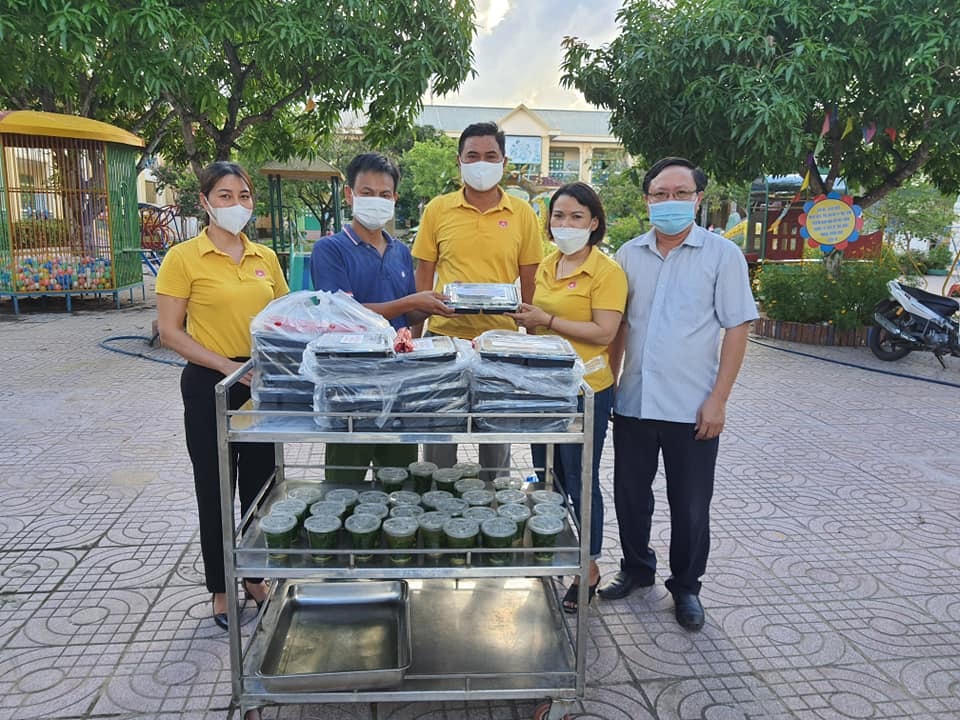 Lãnh đạo Ủy ban MTTQ Việt Nam huyện Quỳnh Lưu trao tặng các suất cơm cho người bị cách ly do ảnh hưởng của dịch Covid-19.