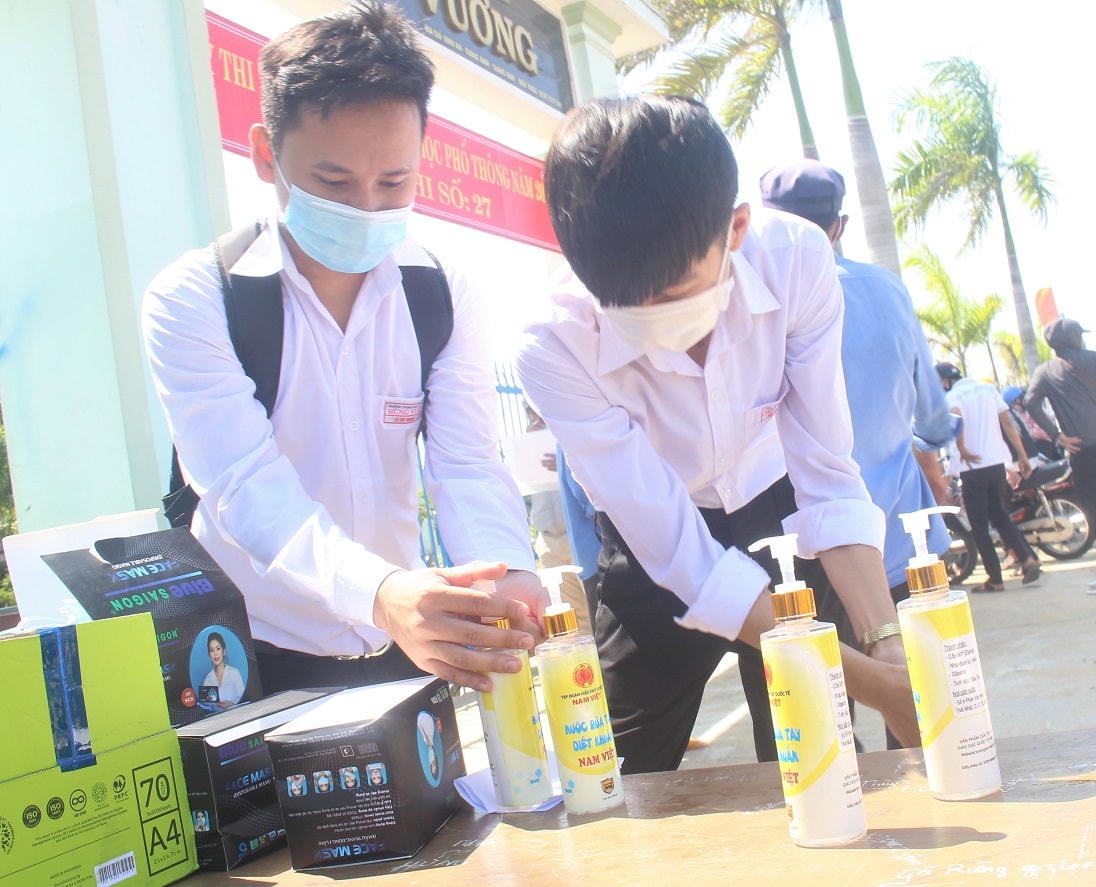 Các thí sinh rửa tay sát khuẩn trước khi vào phòng làm thủ tục thi.