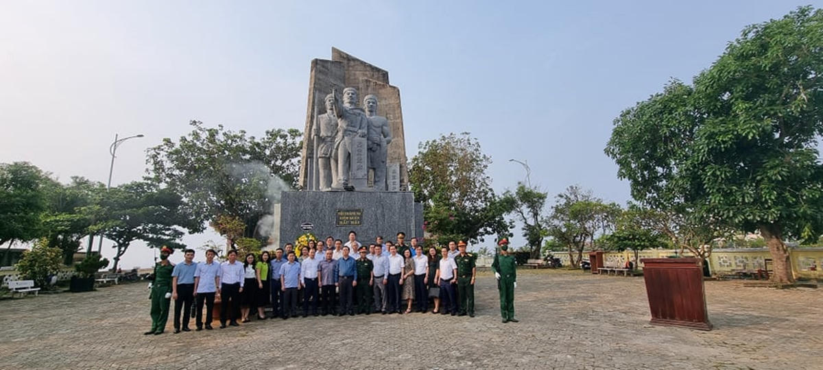 Đoàn công tác  chụp ảnh lưu niệm tại Tượng đài Đội Hoàng Sa kiêm quản Bắc Hải.