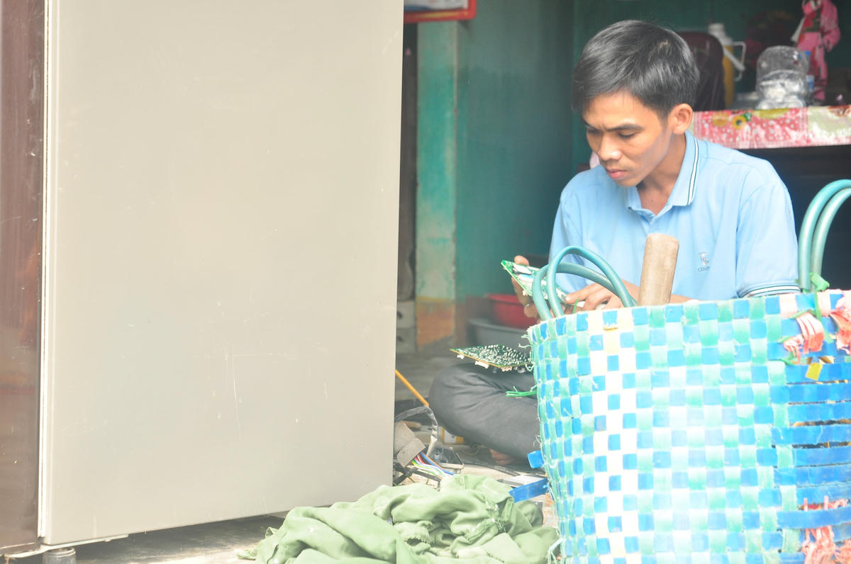 Một chiếc máy sấy tóc, một chiếc bàn chải đánh răng và sự nhiệt tình của mình, Thắng đã sửa đồ điện giúp người dân vùng lũ.