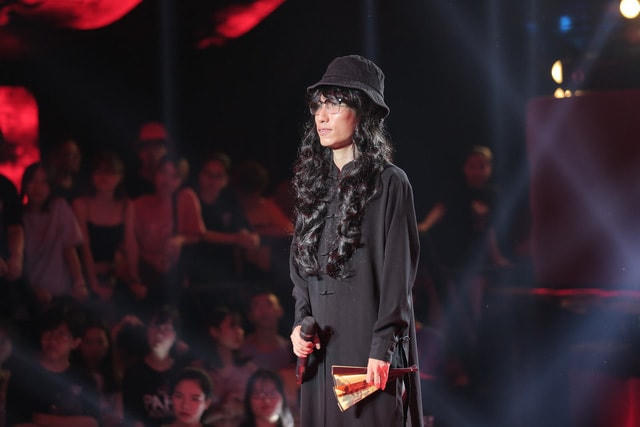 Bản rap của Chị Cả bị lên án vì sử dụng ca từ tục tĩu, mang nghĩa phản cảm, trái luân thường đạo lý.