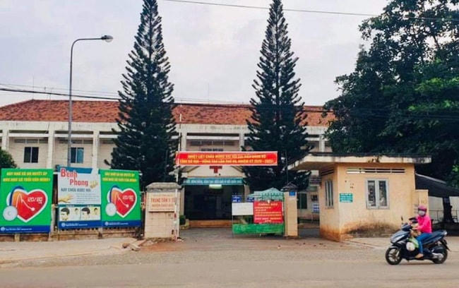 Nữ sinh T. cùng con gái sơ sinh được đưa vào Trung tâm Y tế huyện Châu Đức để được chăm sóc sức khỏe.