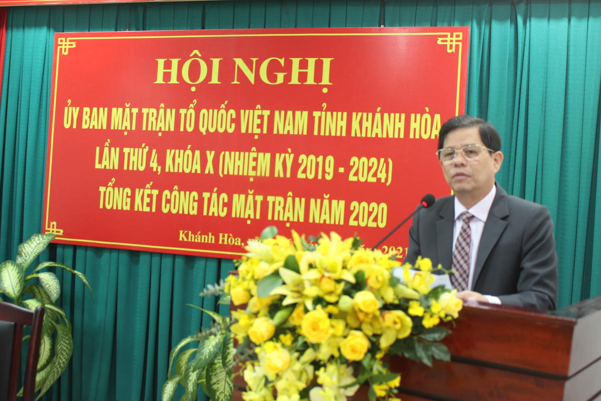 Ông Nguyễn Tấn Tuân, Chủ tịch UBND tinh Khánh Hòa đang phát biểu tại Hội nghị.