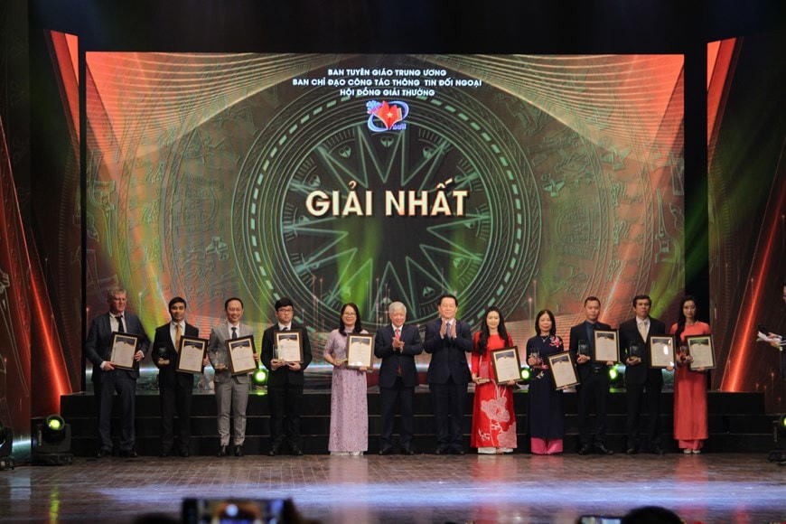 Bí thư Trung ương Đảng, Chủ tịch UBTƯ MTTQ Việt Nam Đỗ Văn Chiến và Bí thư Trung ương Đảng, Trưởng ban Tuyên giáo Trung ương Nguyễn Trọng Nghĩa trao giải Nhất cho các tác giả, nhóm tác giả đoạt giải. (Ảnh: Minh Quyết/TTXVN).