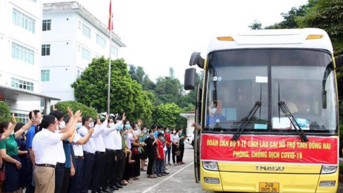 Đoàn công tác y tế của tỉnh Lào Cai lên đường tiếp sức phòng, chống dịch.