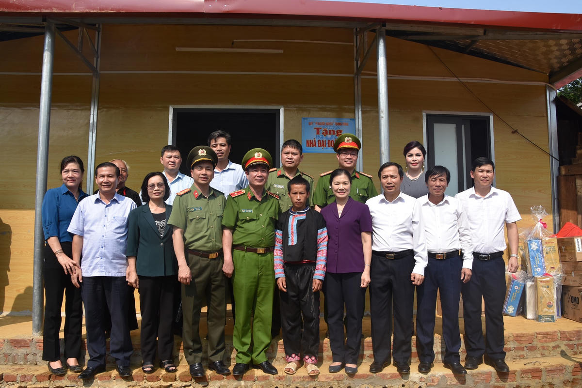 Phó Chủ tịch Trương Thị Ngọc Ánh dự lễ khánh thành ngôi nhà Đại đoàn kết tại xã Pà Cò.