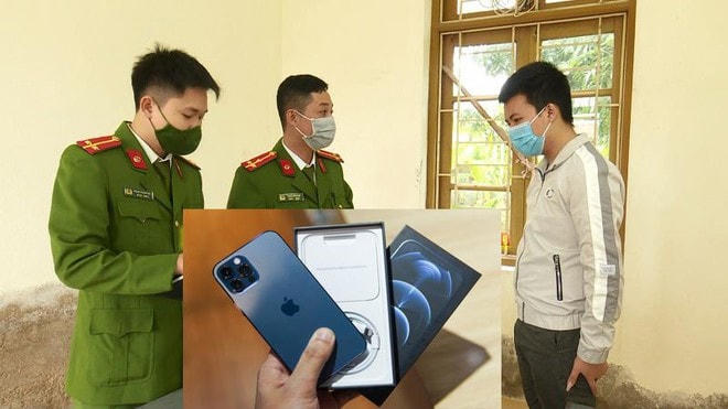 Lợi dụng anh T. không để ý, Ước hắt nuớc sôi vào mặt anh T. rồi cướp 2 chiếc iPhone 12.
