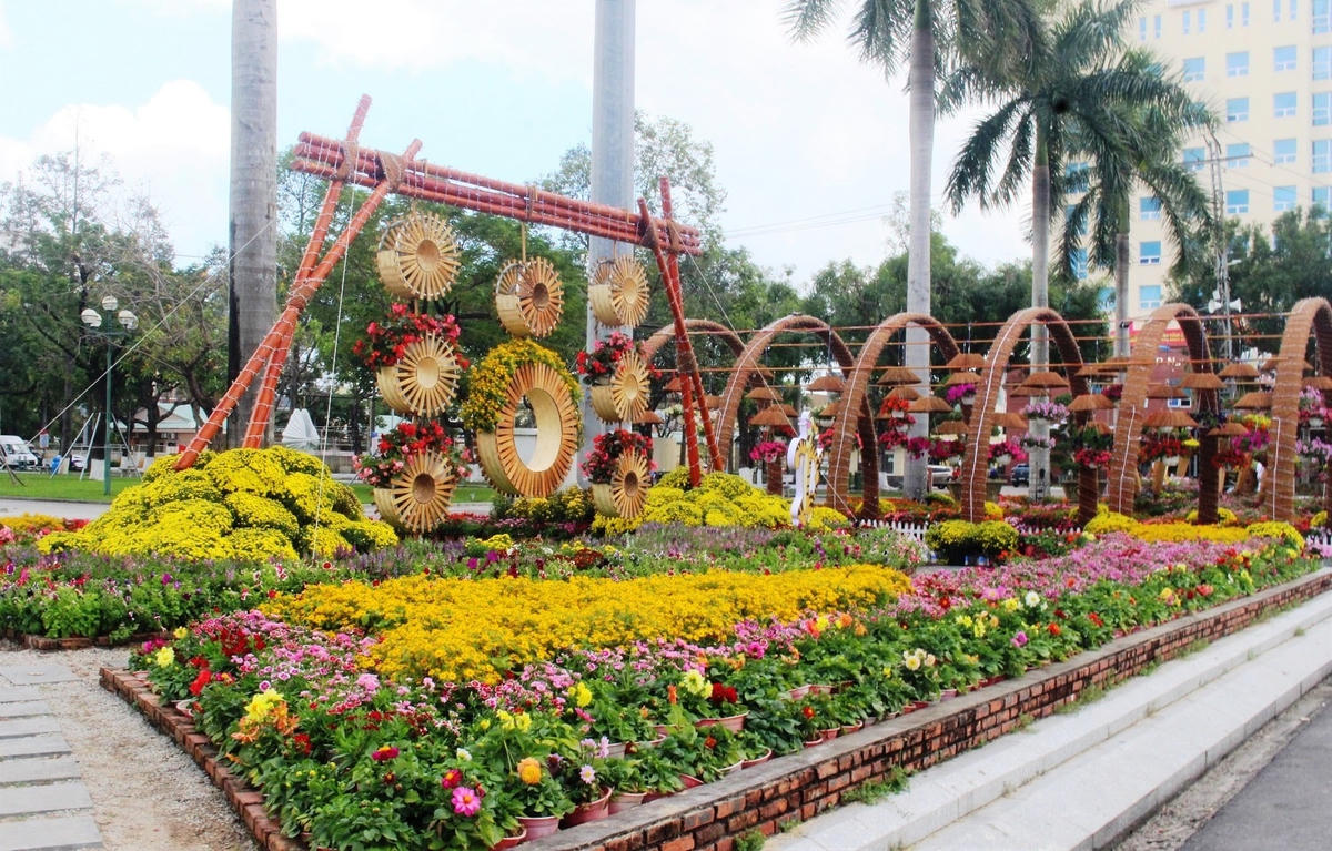 Tuyến đường Hùng Vương, TP Tam Kỳ được trang trí đẹp mắt.