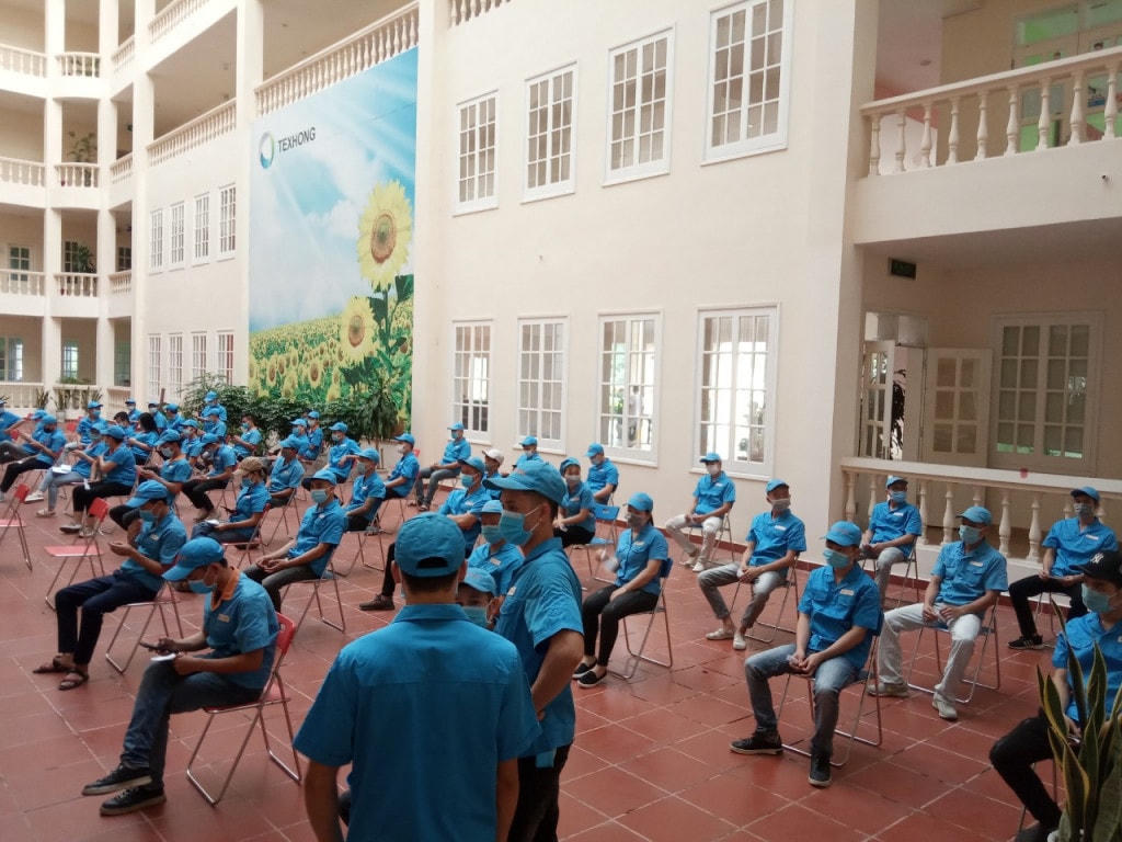 100 cử tri là công nhân Công ty TNHH Khoa học kỹ thuật Texhong Ngân Long, KCN Hải Yên (TP Móng Cái, Quảng Ninh) đã đi bầu cử từ 6h sáng 23/5 để kịp vào ca sản xuất. Ảnh: Báo Quảng Ninh.