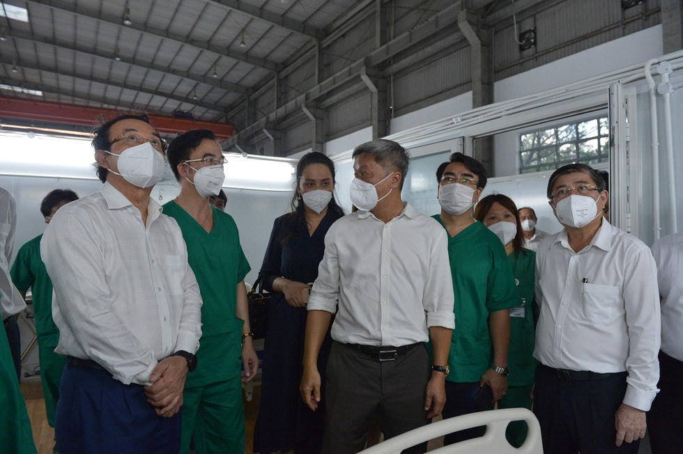 Lãnh đạo Bộ Y tế và TP HCM tham quan Bệnh viện dã chiến số 16 (quận 7), nơi đặt Trung tâm hồi sức Bệnh viện Bạch Mai. Ảnh: Tuổi Trẻ.