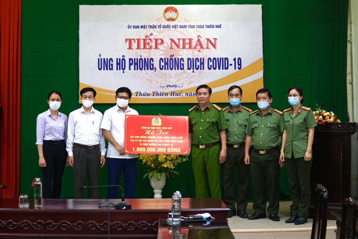 Công an tỉnh Thừa Thiên - Huế ủng hộ 1 tỷ đồng hỗ trợ bà con đồng hương ở phía Nam bị ảnh hưởng bởi dịch Covid-19.