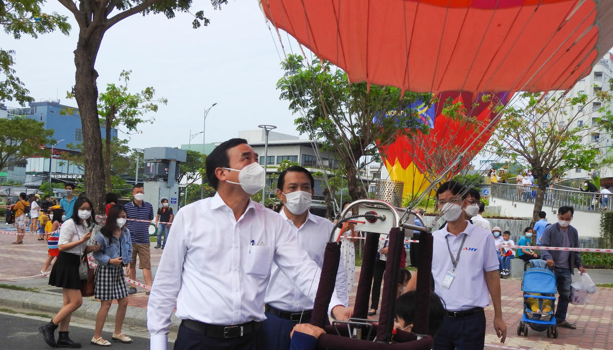 Chủ tịch UBND TP Đà Nẵng Lê Trung Chinh quan sát quy trình vận hành khinh khí cầu. Ảnh Thanh Tùng.