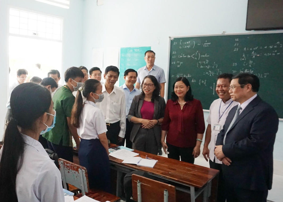 Thủ tướng Chính phủ Phạm Minh Chính cùng đoàn đến thăm hỏi học sinh, giáo viên trường Trung học phổ thông Dân tộc nội trú Huỳnh Cương.