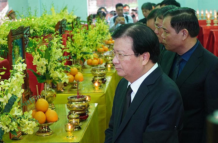 Phó Thủ tướng Trịnh Đình Dũng viếng các liệt sĩ hy sinh khi đang làm nhiệm vụ tại Thủy điện Rào Trăng 3.