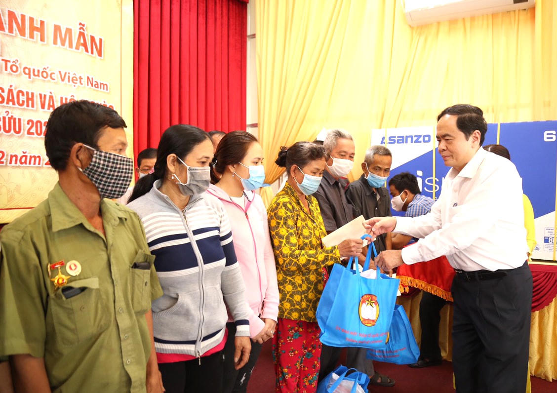 Chủ tịch Trần Thanh Mẫn trao què tết cho bà con nghèo. 