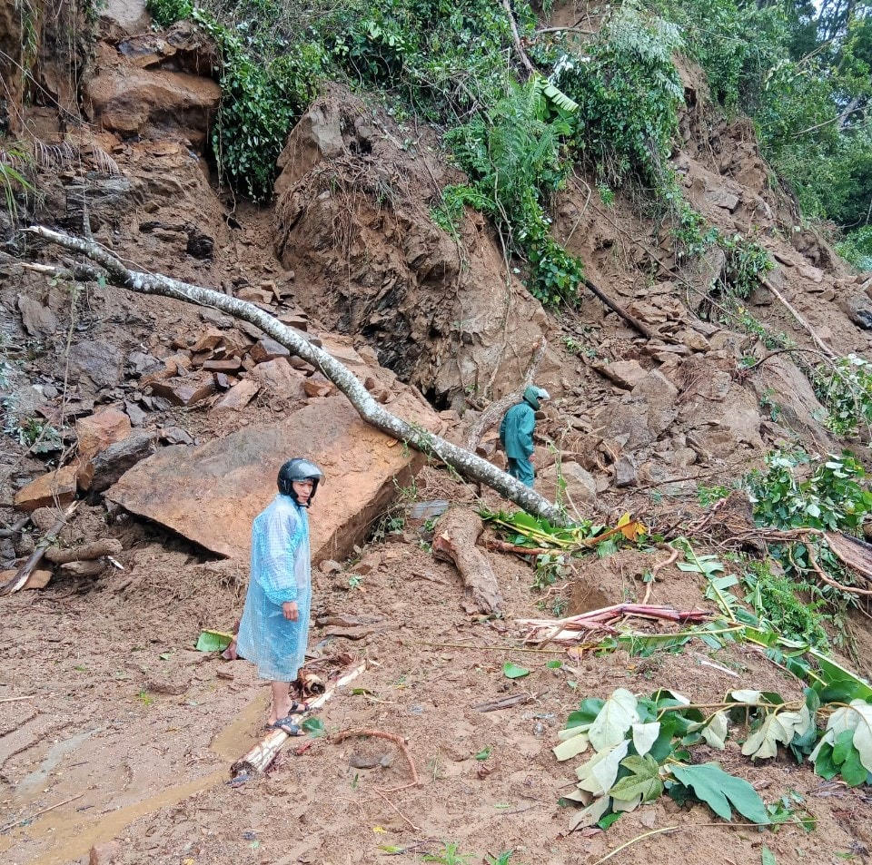 Tuyến đường xã Trà Cang về thôn 2 bị sạt lở nặng.
