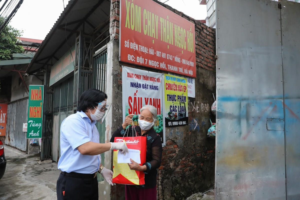 Quyền Tổng Biên tập Báo Đại Đoàn Kết Lê Anh Đạt trao quà hỗ trợ cho bệnh nhân tại xóm chạy thận ở Ngọc Hồi, Thanh Trì, Hà Nội. Ảnh: Quang Vinh.