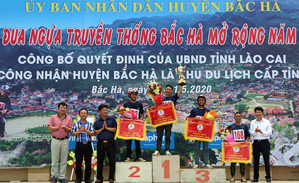 Nếu muốn tham gia lễ hội đua ngựa ở Bắc Hà, bạn có thể đến đây vào thời điểm đầu tháng 6 đây cũng là lúc vào mùa mận chín đỏ rực tuyệt đẹp.