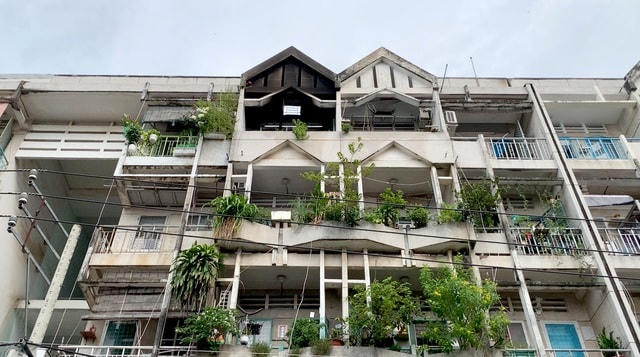 Mặt trước của căn hộ xảy ra cháy bị khói đen ám.