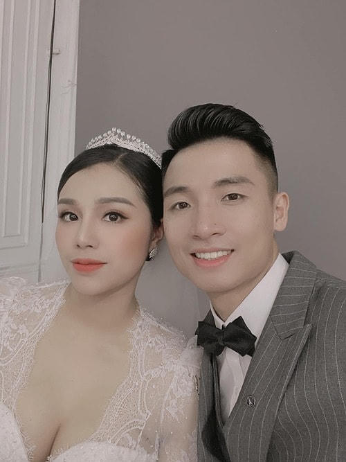 Cầu Thủ Bùi Tiến Dũng đăng ảnh cưới bên bà xã Khánh Linh cùng chú thích: "Chạy đâu cho thoát". Đình Trọng liền trêu: "Vẫn còn lối thoát nơi đây nhé" khiến fan thích thú.  