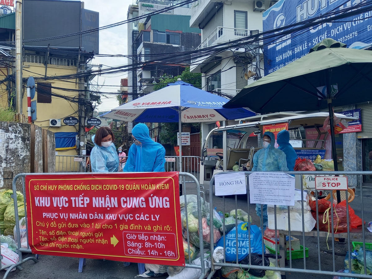 Tổ cung ứng sẽ mặc đầy đủ bảo hộ, đi xe điện để giao thực phẩm, đồ gửi đến từng hộ dân. 