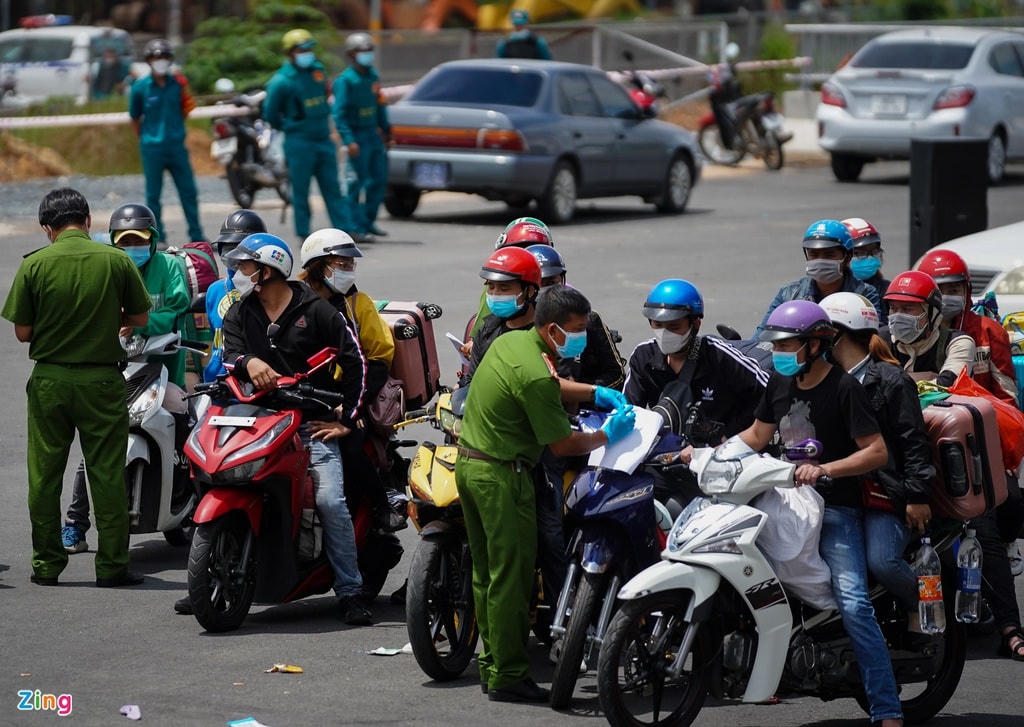 Nhiều người thất vọng khi không được về quê. Tuy nhiên, một số người khi được cảnh sát giải thích đã tự động quay về, một số khác được lực lượng chức năng giúp đưa qua các trạm kiểm soát để về nơi cư trú.