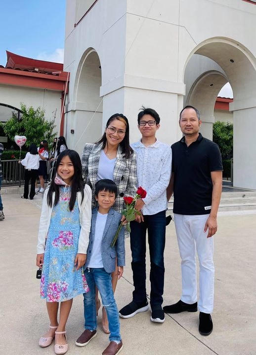 Ca sĩ Hồng Ngọc cũng bày tỏ sự trân trọng gia đình: “Có nhiều người cho rằng, được sinh ra trên thế giới này đã là niềm hạnh phúc lớn lao. Chỉ cần ấm no, tiền tài dư giả thì sẽ là hạnh phúc. Tuy nhiên, cuộc sống sẽ không thể nào trọn vẹn nếu thiếu đi 2 từ “yêu thương”. Chúng ta đã nghe nói nhiều về tình yêu, cũng đã chứng kiến nhiều câu chuyện cảm động về tình yêu thương. Tuy nhiên, khi được hỏi như thế nào là yêu thương? Giá trị của tình yêu thương trong cuộc sống nằm ở đâu thì chưa hẳn chúng ta đã biết….”.