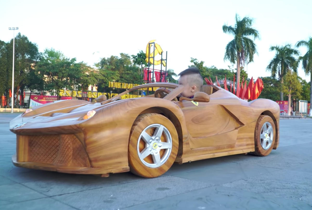 [VIDEO] Cận cảnh xe ô tô Bugatti Centodieci bằng gỗ gây sửng sốt trên báo Tây