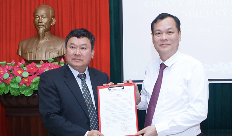 Phó Bí thư Thường trực Tỉnh ủy, Chủ tịch HĐND tỉnh Nam Định Lê Quốc Chỉnh (phải) trao quyết định chuẩn y cho ông Trần Minh Hải. Ảnh: Báo Nam Định.