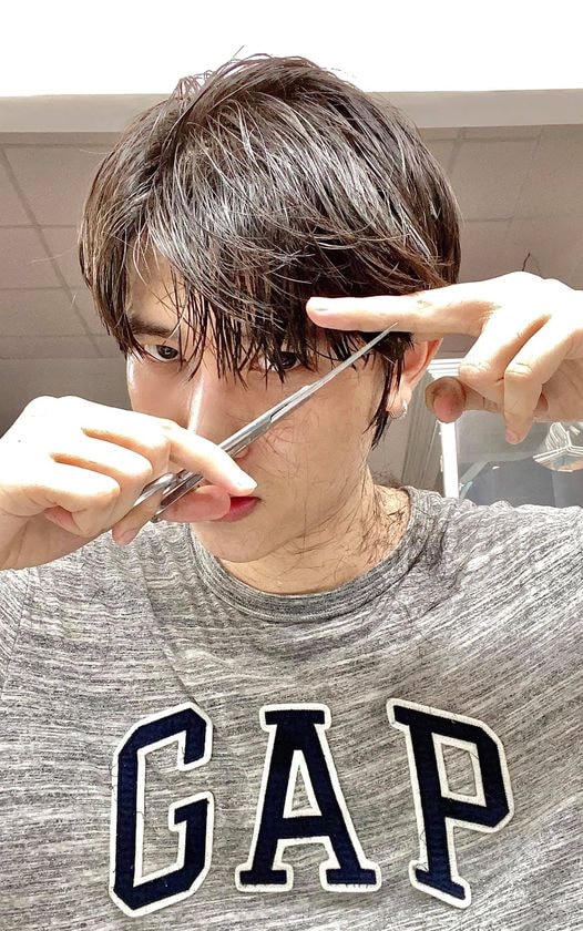 Hot boy Toof. P của Uni5 chịu không nổi mái tóc dài, đành tự "xử" ở nhà