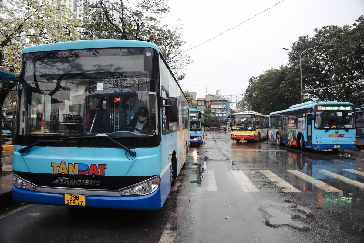 Theo Trung tâm Quản lý giao thông công cộng Hà Nội, từ 8/2, 118 tuyến xe buýt trợ giá trên địa bàn TP Hà Nội hoạt động 100% công suất sau nhiều ngày hoạt động một nửa số lượng chuyến để phòng, chống dịch Covid-19. Thời gian hoạt động từ 5h30 đến không quá 21h hàng ngày tùy theo đặc thù từng chuyến.