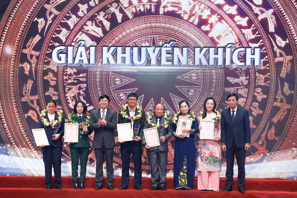 Các tác giả đạt giải Khuyến khích. Ảnh: Quang Vinh.