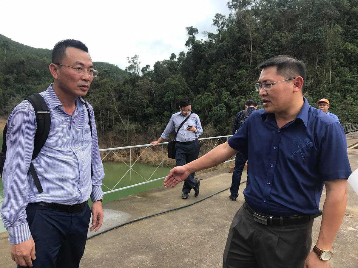 Ông Lê Văn Khoa (bìa phải), Chủ đầu tư nhà máy thủy điện Thượng Nhật báo cáo với đoàn công tác Bộ Công thương.