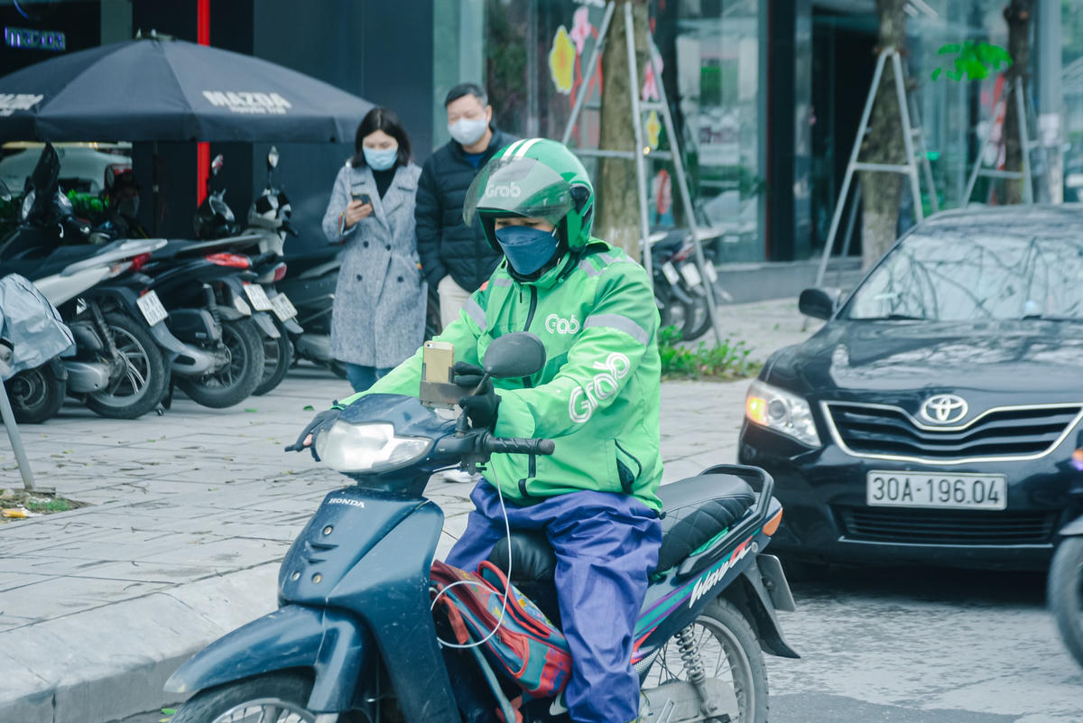 Anh Nguyễn Văn Tuấn - tài xế xe ôm công nghệ đang dừng bên vệ đường để nhận đón khách chia sẻ: “Sau hơn 6 tháng bị dừng hoạt động, tôi phải chuyển sang làm rất nhiều nghề, cuộc sống khá bấp bênh. Ngày hôm qua biết xe ôm công nghệ được phép hoạt động trở lại tôi liền chạy xe từ Nam Định về Hà Nội để đi làm. Do chạy xe ôm công nghệ lên lượng khách cũng khá đều, từ sáng đến giờ tôi cũng đã chở được 5 khách”.