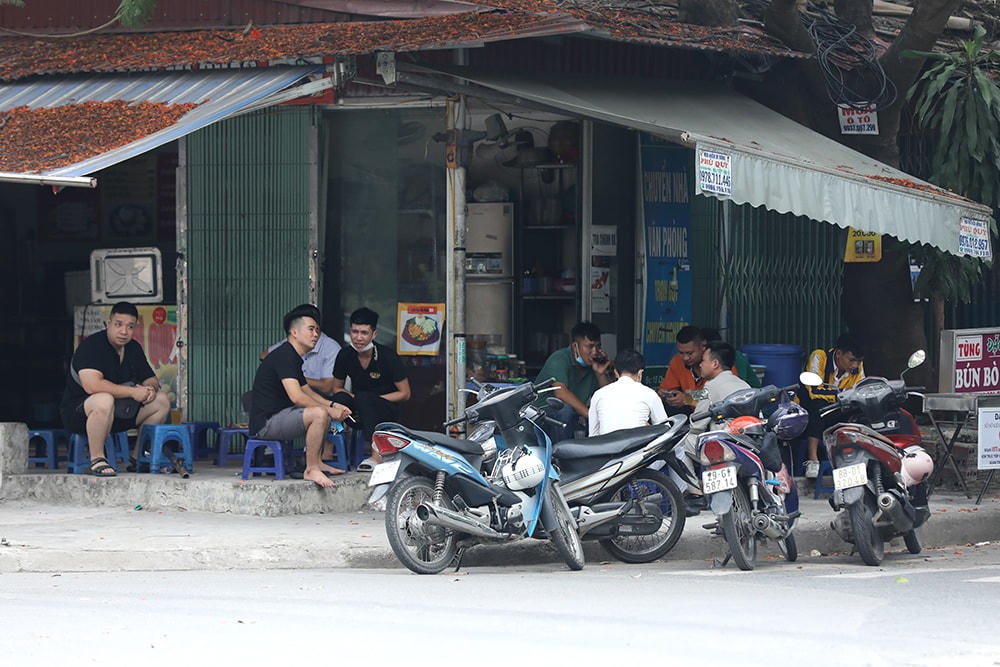 Tuy nhiên vẫn còn một số bán hàng vỉa hè, người dân nên nghiêm chỉnh chấp hành quy định của TP nhằm giảm thiểu nguy cơ lây lan dịch bệnh trong cộng đồng. Ảnh: Quang Vinh