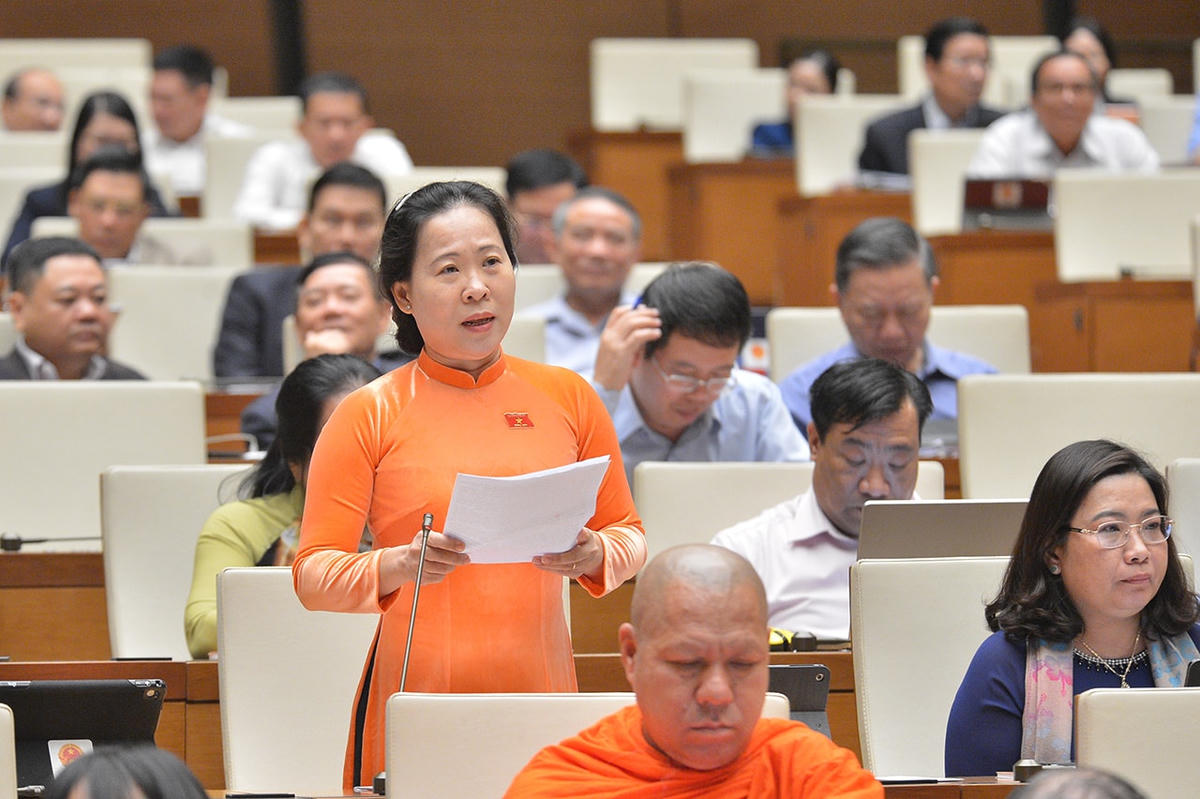 Đại biểu Tô Ái Vang (đoàn Sóc Trăng) đóng góp ý kiến. Ảnh: Quochoi.vn.