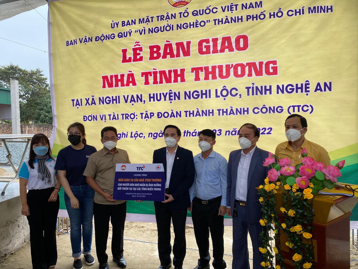 Lễ bàn giao nhà tình thương tại xã Nghi Vạn, huyện Nghi Lộc.