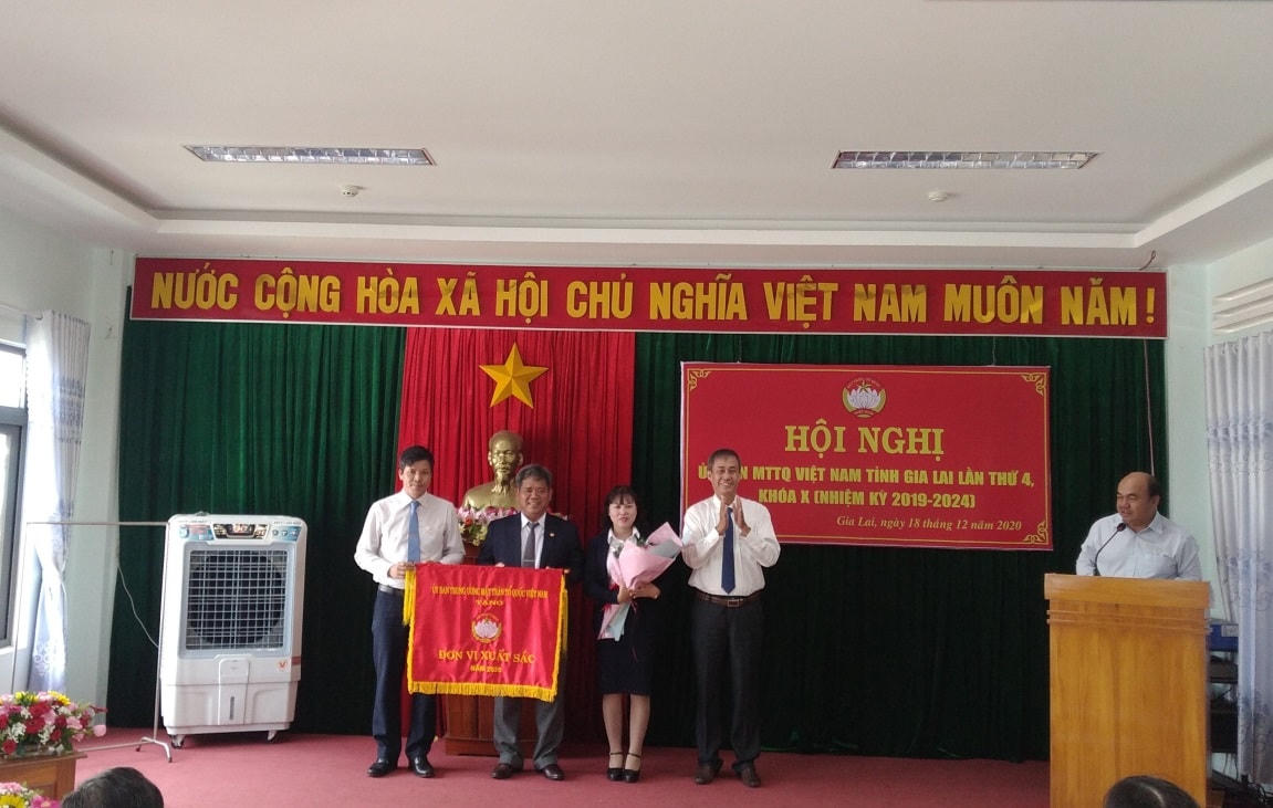 Ông Võ Văn Thiện, Trưởng Ban công tác Mặt trận phía Nam,  trao tặng Cờ đơn vị xuất sắc năm 2020 của Ủy ban Trung ương MTTQ Việt Nam cho Ủy ban MTTQ Việt Nam tỉnh Gia Lai
