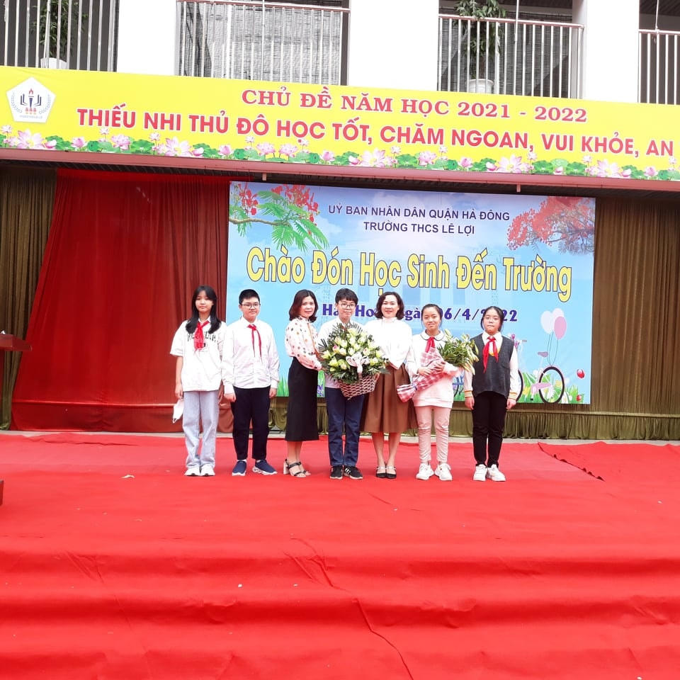 Cô và trò Trường THCS chất lượng cao Lê Lợi (quận Hà Đông) phấn khởi trong ngày đầu đón học sinh lớp 6 trở lại trường.