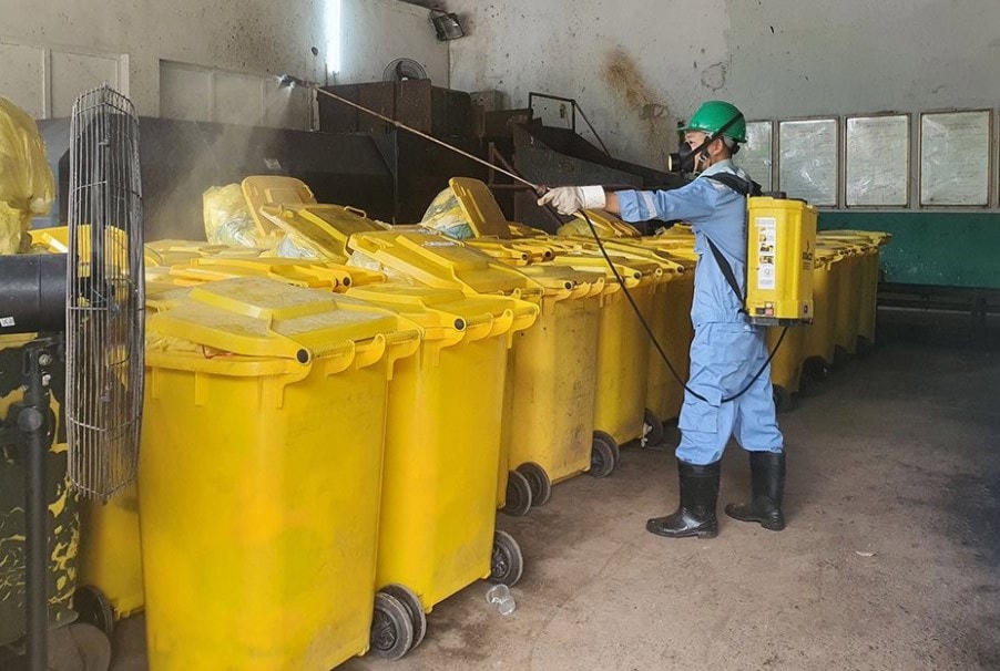 Khử khuẩn chất thải y tế nguy hại trước khi thu gom, vận chuyển. Ảnh: Việt Hải.  