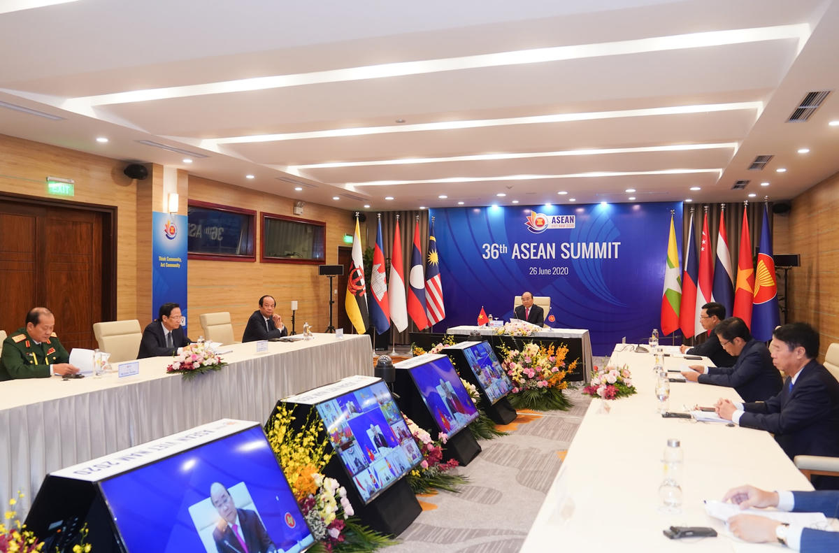 Thủ tướng Nguyễn Xuân Phúc, Chủ tịch ASEAN 2020 chủ trì Phiên toàn thể Hội nghị Cấp cao ASEAN lần thứ 36 theo hình thức trực tuyến. Ảnh VGP/Quang Hiếu.