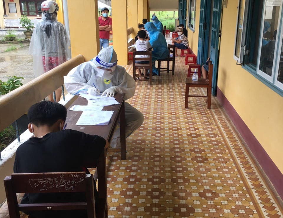 Lực lượng chức năng đang tiến hành lấy mẫu xét nghiệm tại Trường tiểu học số 1 Hương Chữ. Ảnh: CTV.