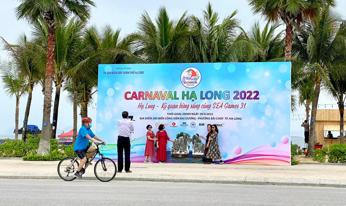 Biển cổ động, quảng cáo Carnaval Hạ Long 2022 được thay thế bằng "phiên bản hoàn hảo" hơn ngay trong chiều ngày 26/4.