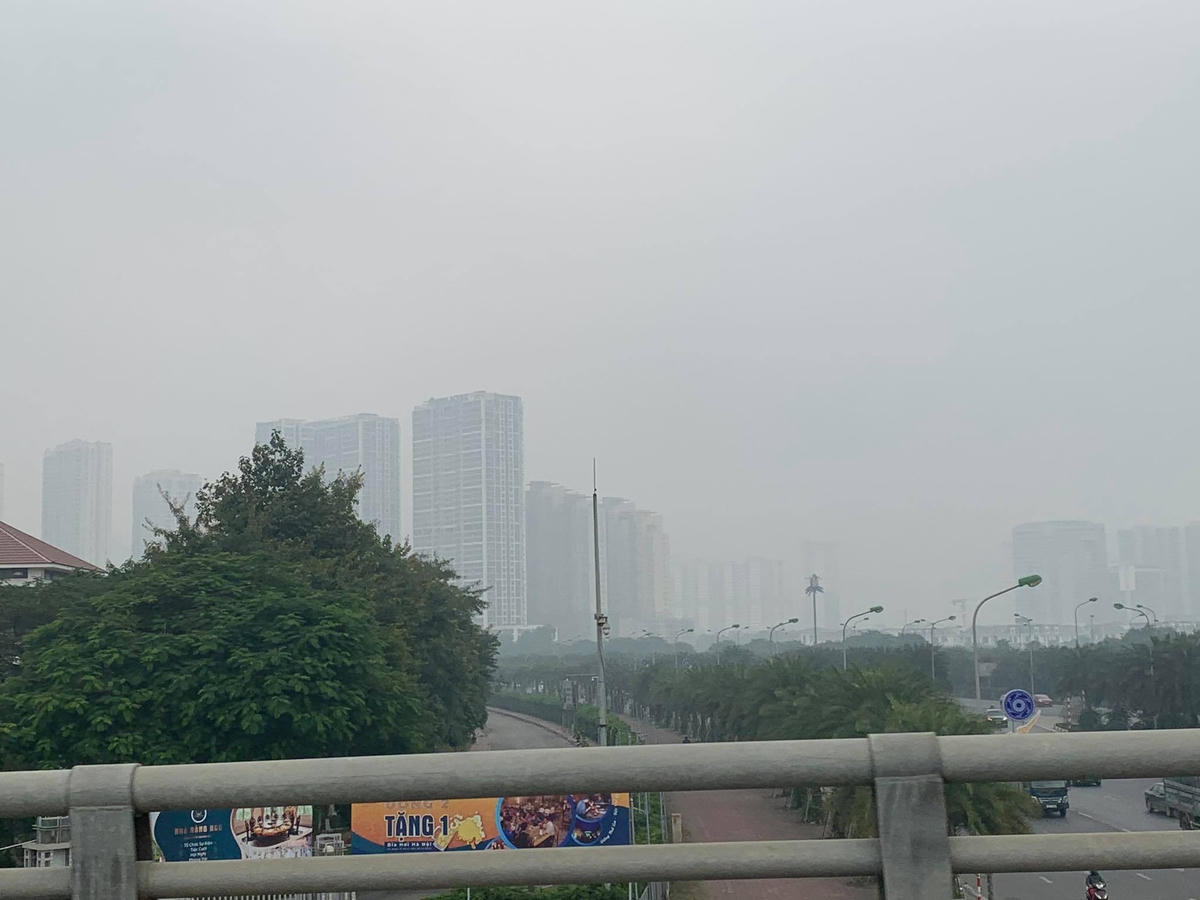 Hà Nội bị bao phủ bởi một lớp sương mù. (Nguồn: Lan Anh).