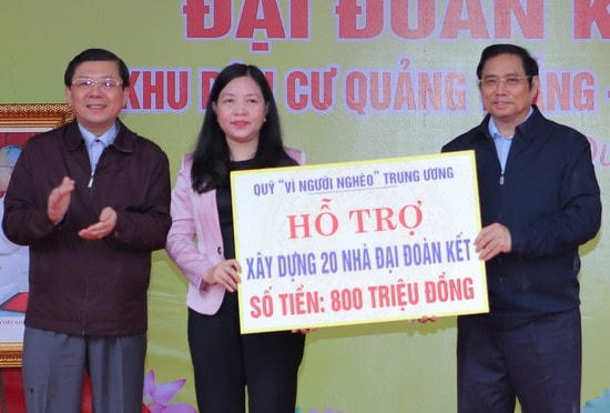 Ông Phạm Minh Chính và ông Nguyễn Hữu Dũng trao tặng Thanh Hoá 800 triệu đồng xây dựng 20 ngôi nhà Đại đoàn kết.