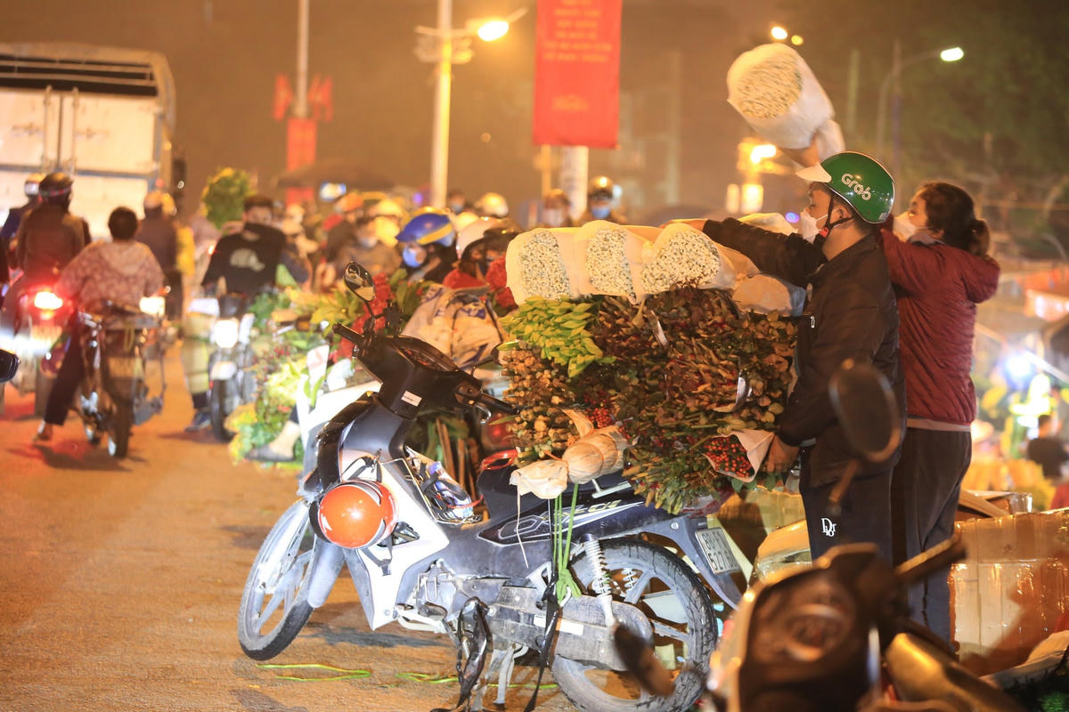Nhịp sống tất bật về đêm trước ngày 20-10.